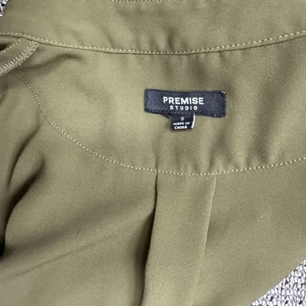 Premise Studio Women Long Sleeve Olive Button Down Blouse S‎